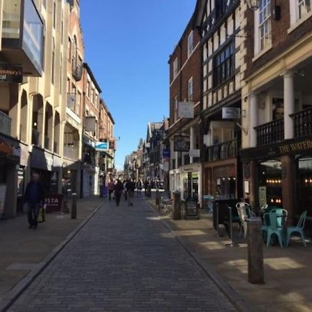Lovely 2 Bedroom Penthouse Apartment In Chester - Free Parking!! Честер Экстерьер фото