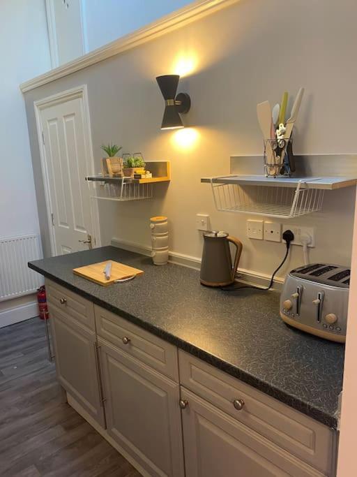 Lovely 2 Bedroom Penthouse Apartment In Chester - Free Parking!! Честер Экстерьер фото