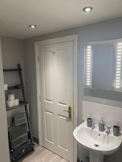 Lovely 2 Bedroom Penthouse Apartment In Chester - Free Parking!! Честер Экстерьер фото
