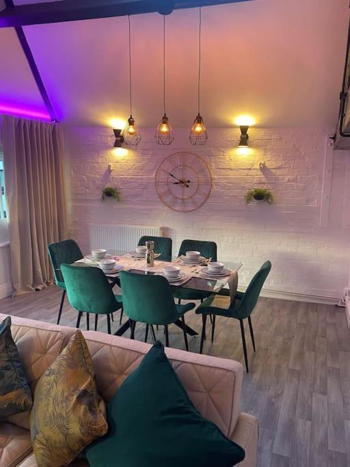 Lovely 2 Bedroom Penthouse Apartment In Chester - Free Parking!! Честер Экстерьер фото