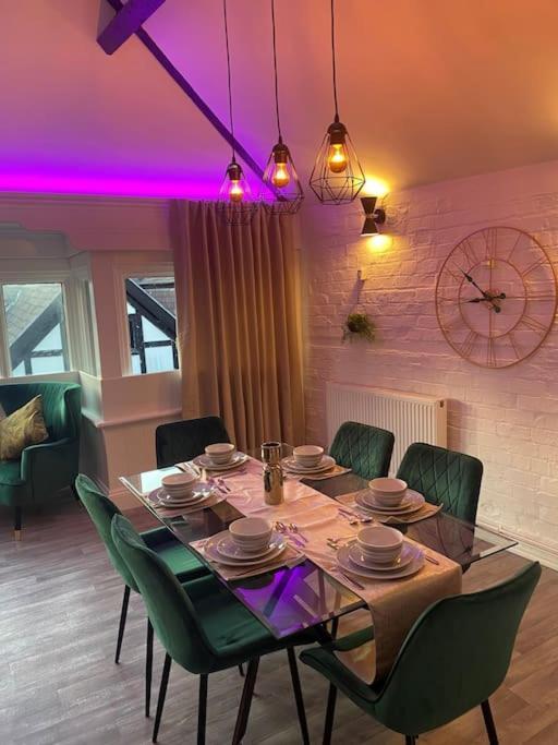 Lovely 2 Bedroom Penthouse Apartment In Chester - Free Parking!! Честер Экстерьер фото
