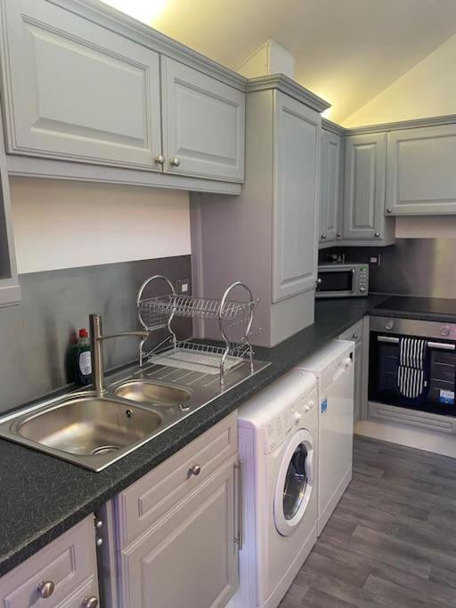 Lovely 2 Bedroom Penthouse Apartment In Chester - Free Parking!! Честер Экстерьер фото
